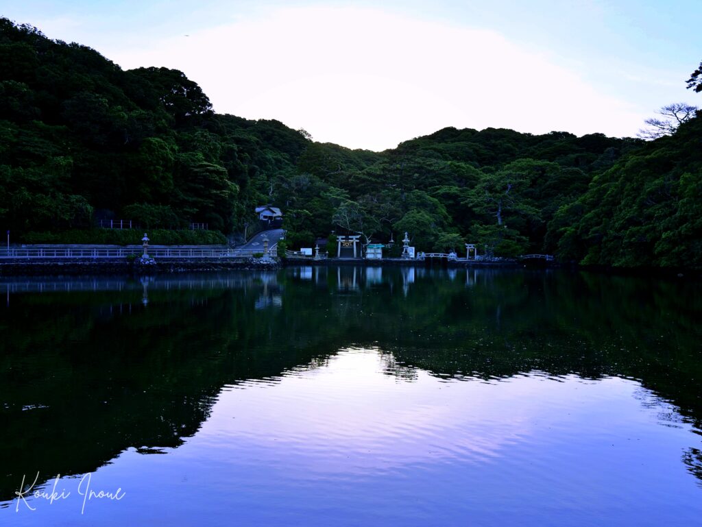 黄昏時の「笠山展望台」から見る水平線と萩の街並みと「明神池」 2026年｜山口県萩市