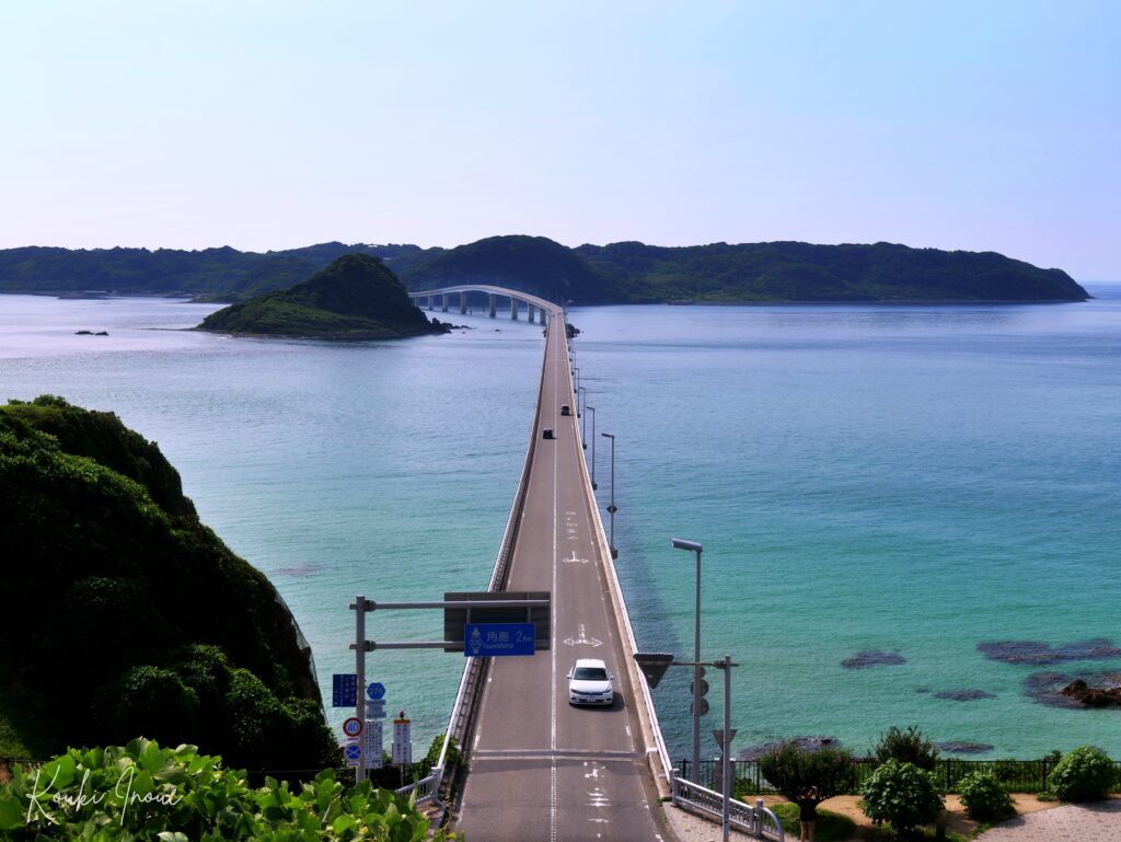 梅雨明けの青い空と海とハマオモトの「角島大橋と角島灯台」のシネマチックエモ動画 2026年｜山口県下関市